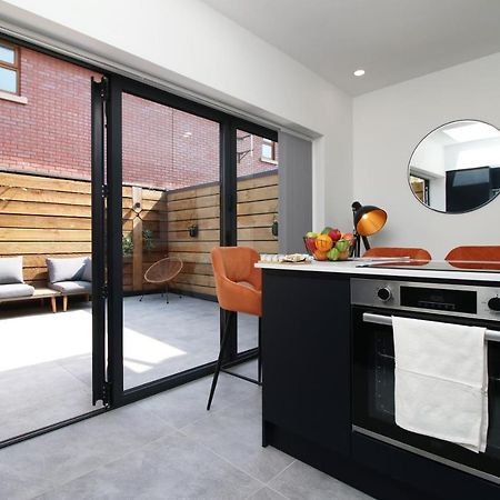 New Spacious 2 Bed Getaway - Private Courtyard! - Underfloor Heating 卡迪夫 外观 照片