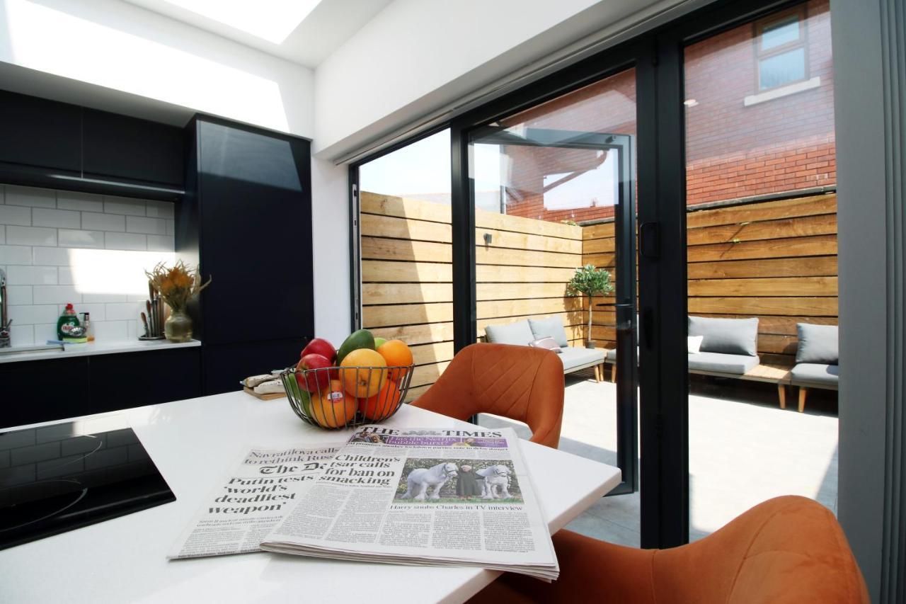 New Spacious 2 Bed Getaway - Private Courtyard! - Underfloor Heating 卡迪夫 外观 照片