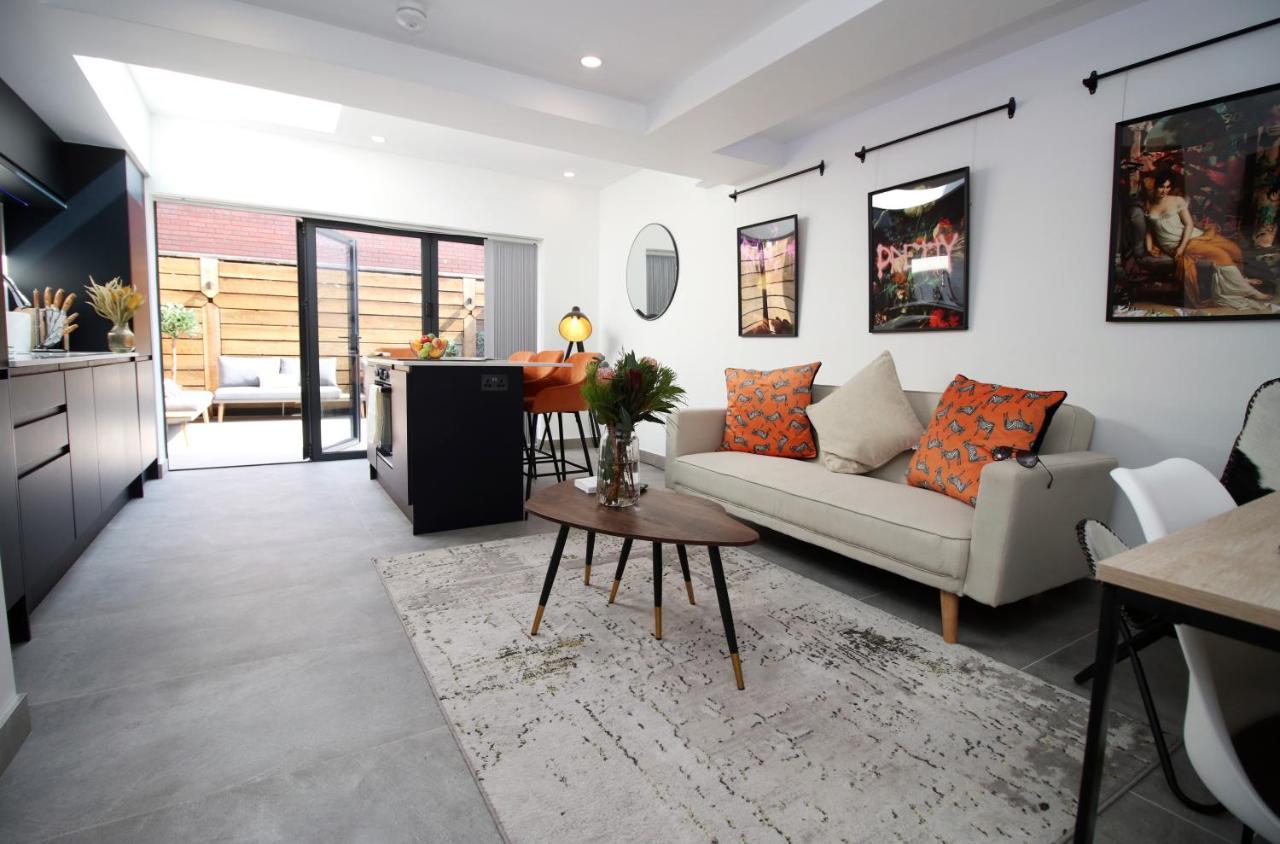 New Spacious 2 Bed Getaway - Private Courtyard! - Underfloor Heating 卡迪夫 外观 照片