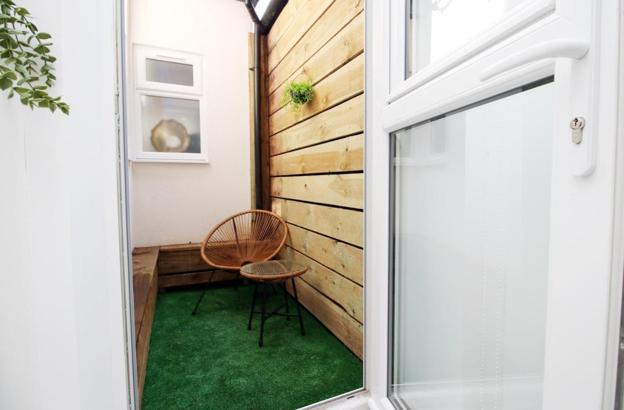 New Spacious 2 Bed Getaway - Private Courtyard! - Underfloor Heating 卡迪夫 外观 照片