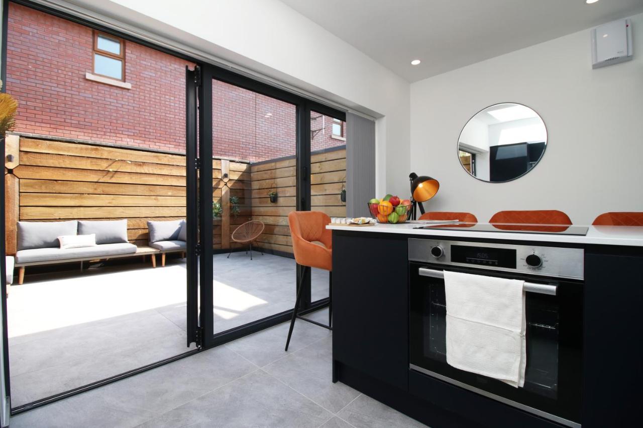 New Spacious 2 Bed Getaway - Private Courtyard! - Underfloor Heating 卡迪夫 外观 照片