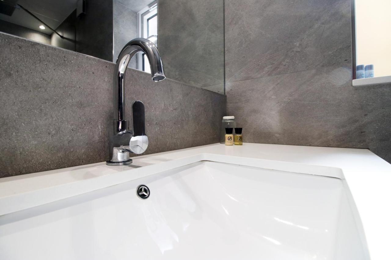 New Spacious 2 Bed Getaway - Private Courtyard! - Underfloor Heating 卡迪夫 外观 照片