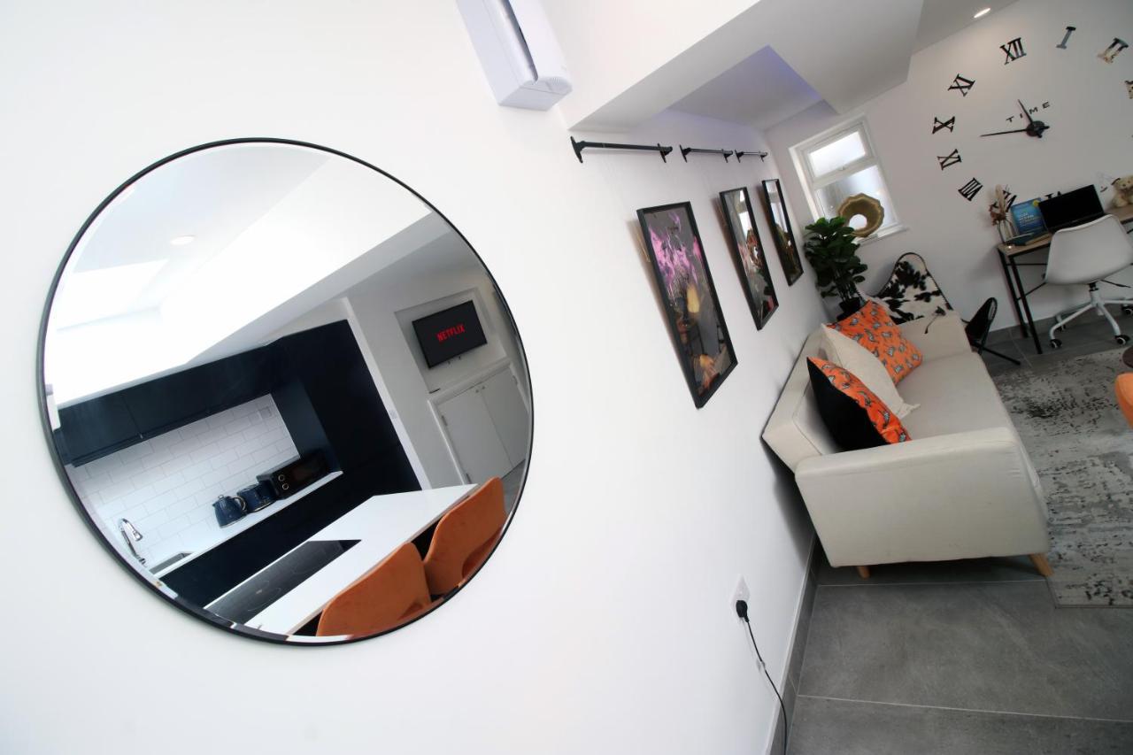 New Spacious 2 Bed Getaway - Private Courtyard! - Underfloor Heating 卡迪夫 外观 照片